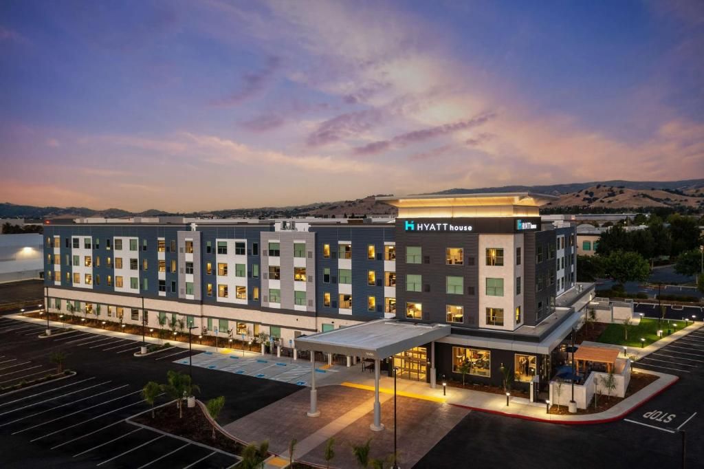 Exterior of Hyatt House Vacaville, an extended stay Hyatt hotel on East Monte Vista Avenue in Vacaville, California.